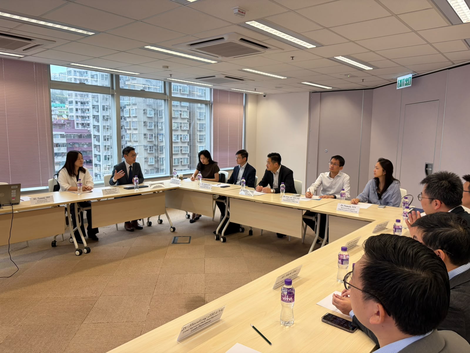 黄元山博士到访发展局地理空间实验室，了解空间数据共享平台及地理空间实验室的工作。